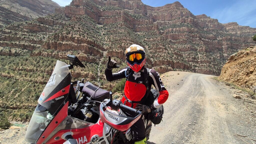 Motard sur piste off-road dans le sud du Maroc
