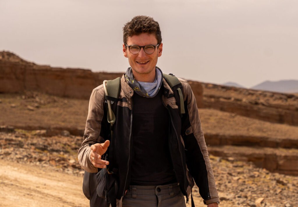 Motards en convoi dans les palmeraies du sud marocain